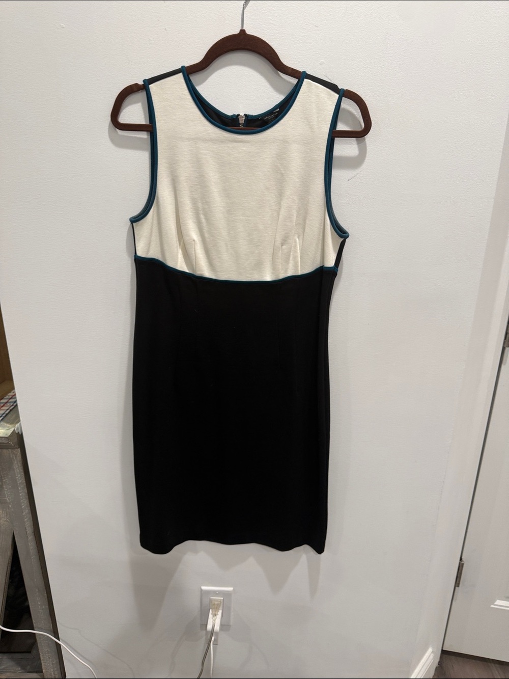 Ann Taylor Cream & Black Sleeveless Colorblock Sheath with Teal Trim